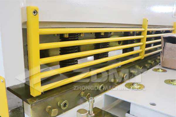 簡易式防護(hù)柵欄.jpg 簡易式防護(hù)柵欄.jpg