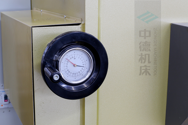 ZDG-832刀片間隙調(diào)節(jié)裝置，設(shè)置在機(jī)架前面，并有刻度顯示，調(diào)節(jié)方便.jpg