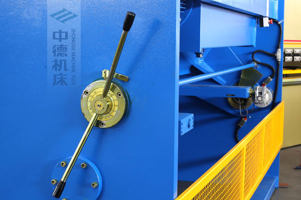 ZDSK-1632剪板機(jī)刀片間隙手動(dòng)調(diào)節(jié)器，刻度清淅，調(diào)節(jié)省力又簡(jiǎn)便.jpg