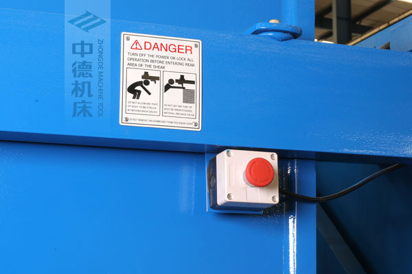 ZDSK-1632剪板機(jī)后部緊急停止按鈕，最大程度保障工人安全.jpg