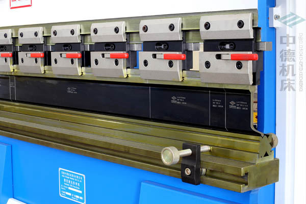 ZDPK-4015-標準分段模具并配合模具快夾，換?？焖?jpg